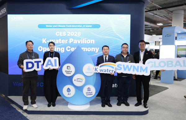 1월 6일(현지 기준), CES 2026에서 진행된 K-water관 개관식에서 윤석대 한국수자원공사 사장(사진 가운데)과 동반 참가기업 주요 관계자들이 AI 등 물 관련 주요 키워드를 들고 기념사진