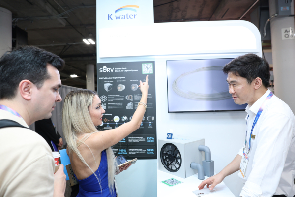 1월 7일(현지 기준), 미국 라스베이거스에서 열린 CES 2026에서 외국인 방문객에게 K-water관 동반 참가기업 관계자(사진 오른쪽)가 탄소 제거를 위한 공기 포집 시스템에 대해 설명하고 있다.