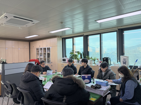 '소나무재선충병 방제 긴급 대책회의'를 하며 재선충병 확산에 대한 협의를 하고 있다.