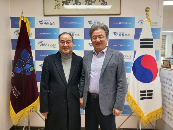 (왼쪽부터) 충청뉴스 김거수 대표, 정용래 유성구청장