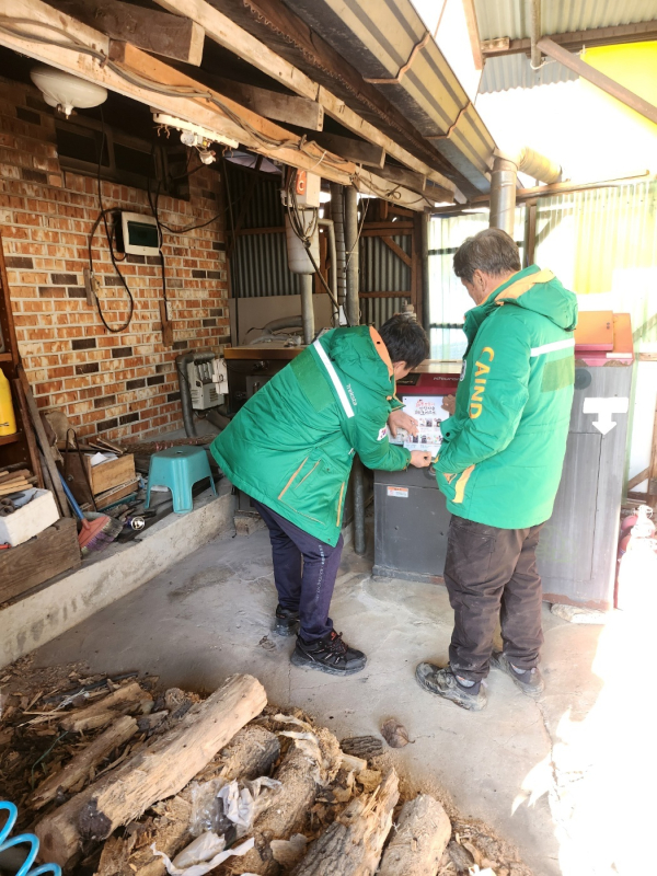 청양군 지역자율방재단이 화목보일러 안전사용 체크리스트 전단지를 배포하고 있다.