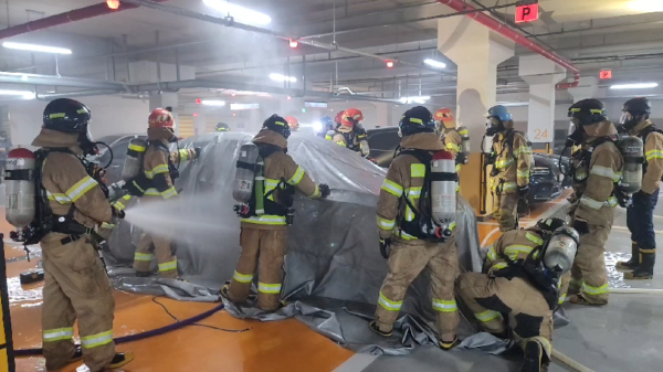 전기차 화재 질식소화포 활용 진압 모습