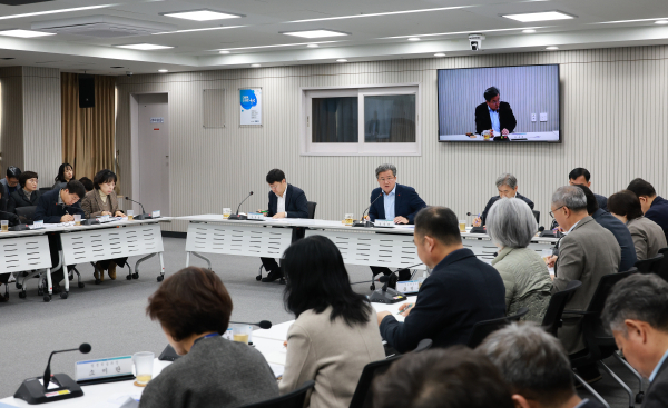 정용래 유성구청장이 15일 오전 2026년 새해 첫 확대간부회의를 주재하고 있다