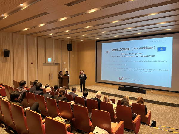 최형욱 행복청 차장이 카자흐스탄 정부 대표단에게 행복도시 사업현황을 설명하고 있다