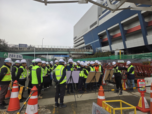 15일, GTX본부 및 협력사 관계자들이 GTX-B 1공구 우수현장을 견학하고 있다.