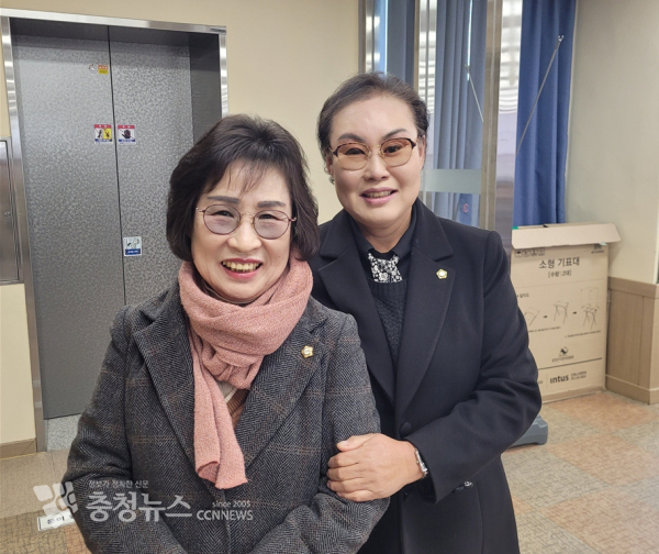 강경읍 주민자치회에 참석한 허명숙 의원(왼쪽), 윤금숙 의원