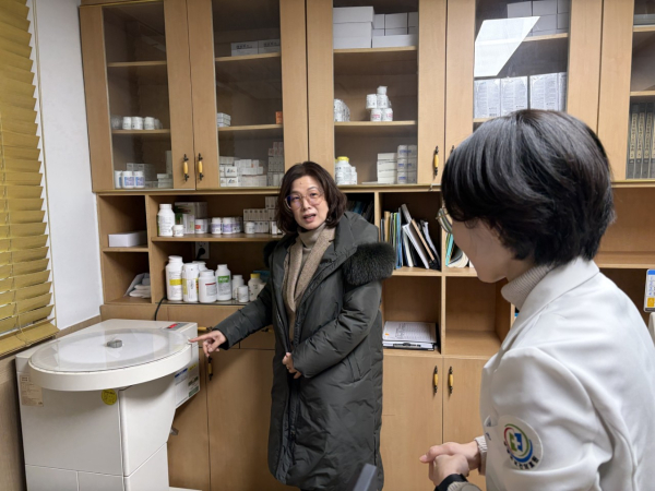 지난 14일, 한현택 지역의료과장이 목면 지곡보건지료소를 방문해 근무자들을 격려하고 있다.