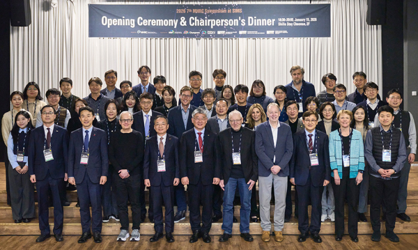 15일부터 17일까지 신라스테이 천안에서 열린 「제7회 대사질환조직 항상성 연구센터(MHRC) 국제심포지엄」 개회식 행사 단체사진