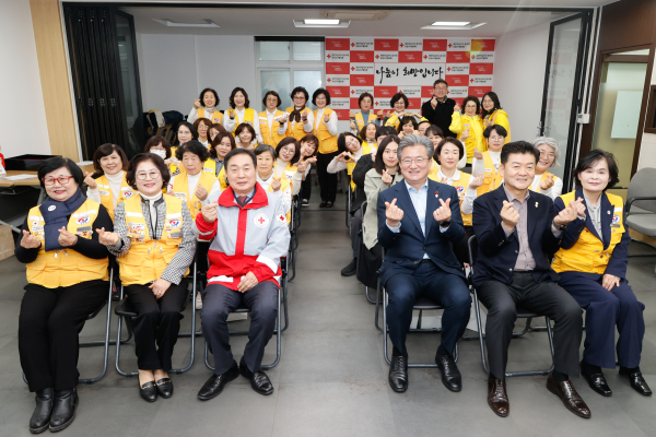 16일 유성구는 대한적십자사 대전세종지사 유성구지구협의회에 ‘적십자 희망 나눔 모금 캠페인’ 통해 모금한 성금 전달