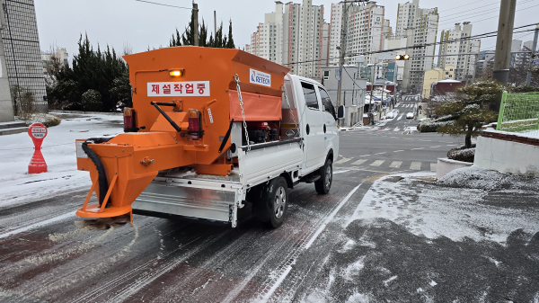 19일 도로 제설 작업 진행 모습