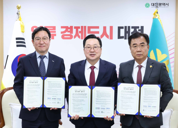 꿈씨패밀리와 화폐굿즈 공동브랜딩 업무협약을 체결한 성창훈 조폐공사 사장(왼쪽), 이장우 대전시장(가운데), 김용원 대전관광공사 사장이 협약서 들고 기념촬영