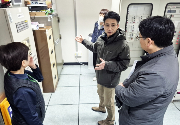 탄방역 역무실에서 기획예산팀장 등 실무진 3명과 현장직원 간담회 모습