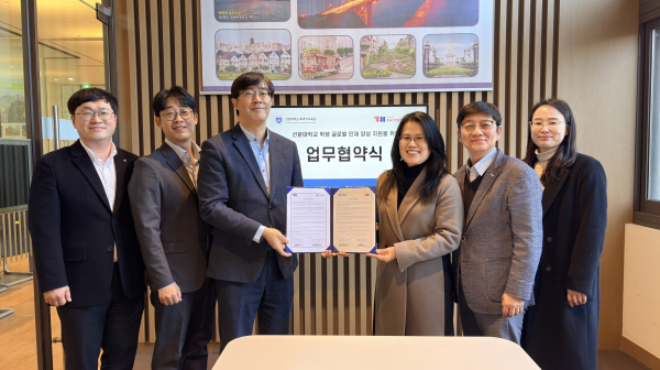 협약 후 기념촬영(좌 김희준 한국TOEIC위원회 본부장, 우 김선옥 선문대학교 외국어교육원장)