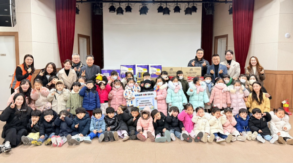 정원어린이집 원아들과 함께한 푸드마켓 물품 기부식 단체사진