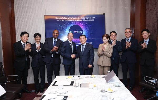 지난해 10월 23일, 서울 웨스틴 조선 호텔에서 윤석대 한국수자원공사 사장(사진 오른쪽 여섯 번째)이 크리스 리헤인(Chris Lehane) OpenAI 글로벌 대외협력 최고책임자(사진 오른쪽 일곱 번째)와 AI 물관리 분야 협력을 논의하고 기념사진을 촬영하고 있다.