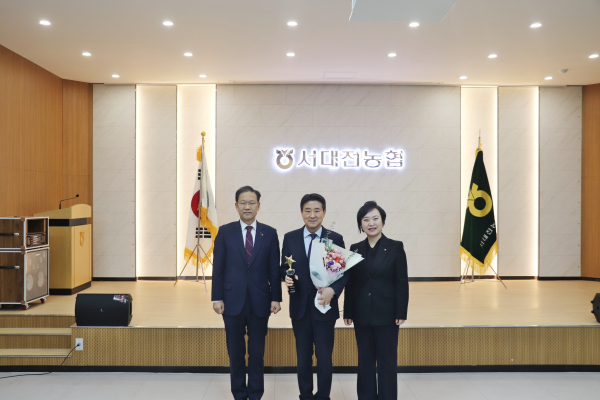 서대전농협 ‘`26년 대전 최초 NH농협생명 1억원 달성패’수상 모습