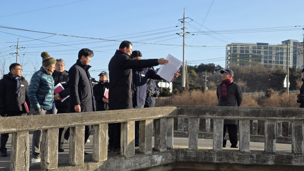 이완섭 서산시장이 시민과 대화 건의사항 해결을 위해 지난 7일 지곡면 현장을 점검하고 있다.