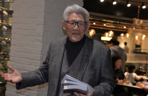 인사하는 김덕용 교수