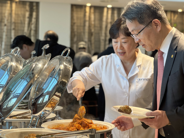 시식회 및 품평회 개최/ 백석문화대 이경직 총장과 이애자 교수
