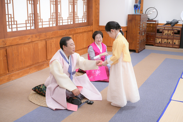 세배를 올리는 충녕어린이집 어린이들에게 새해 덕담 전하는 최민호 시장.