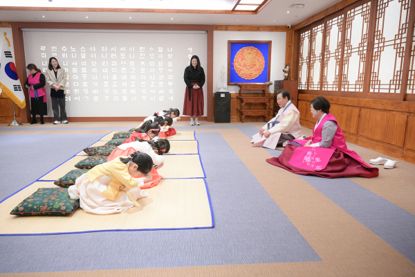 세배를 올리는 충녕어린이집 어린이들 모습