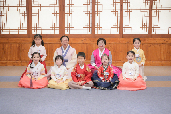 충녕어린이집 어린이들에게 새해 덕담 전하며 기념사진