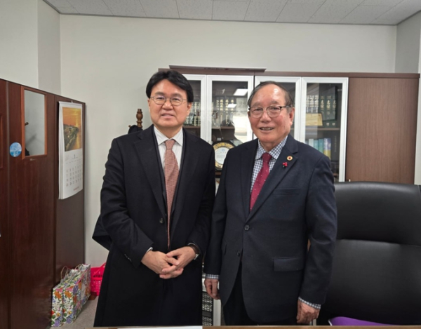 왼쪽으로 부터 황운하 의원, 장영 노인회장