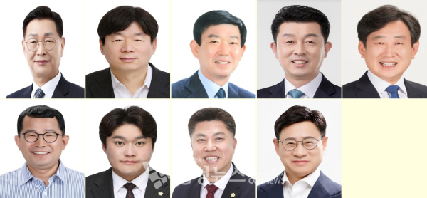 (윗줄 왼쪽부터) 김제선 중구청장(민주), 강철승 당대표 정무특보(민주), 육상래 중구의원(민주), 전병용 전 대전시장애인체육회 사무처장(민주)(밑줄 왼쪽부터) 김경훈 전 대전시의회 의장(국힘), 김선광 대전시의원(국힘), 김연수 전 중구의회 의장(국힘), 이동한 대전시과학산업진흥원장(국힘)