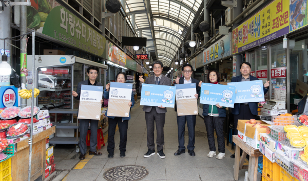 김돈곤 청양군수가 청양시장 상인들과 농어촌기본소득 사용을 홍보하고 있다.