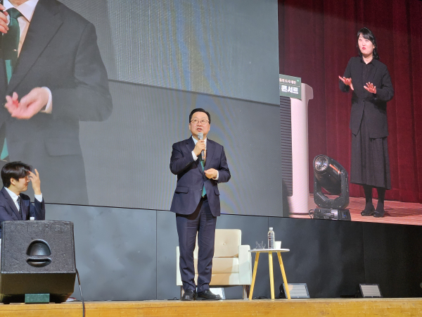 이장우 대전시장이 2일 '전략과 행동' 북콘서트에서 감사 인사를 하고 있다.