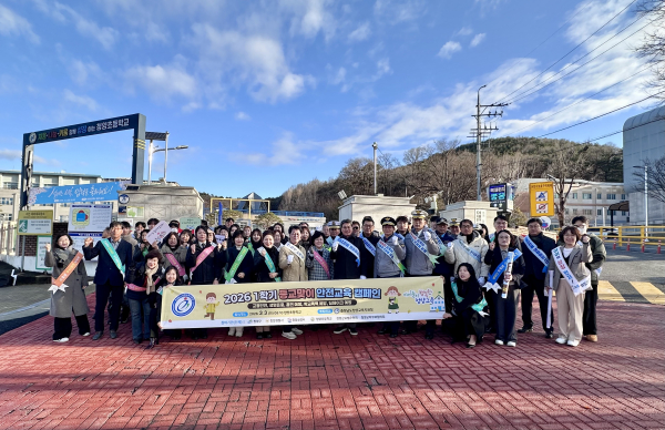 1학기 등교맞이 안전교육 캠페인 참석자들이 단체 사진 촬영을 하고 있다.