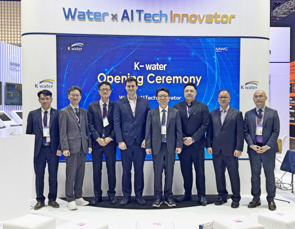 K-water관 개관식 이후 주요 참석자들이 기념사진 촬영(사진 오른쪽 네 번째 남영현 한국수자원공사 경영부문장 직무대행)