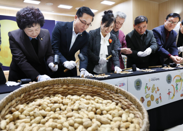 동구문화원 정월대보름 전통민속놀이 한마당(부럼깨기 모습)