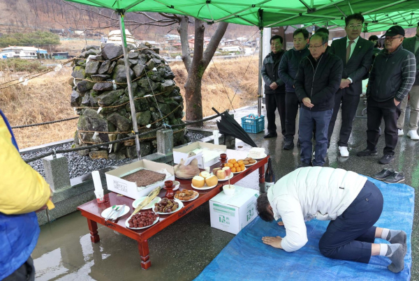 최충규 대덕구청장이 2일 민속 보존 마을 행사인 보름제에 참석해 제를 올리고 있다.