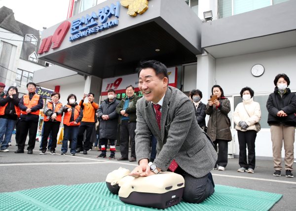 서철모 청장이 둔산소방서에서 심폐소생술을 시연하고 있다
