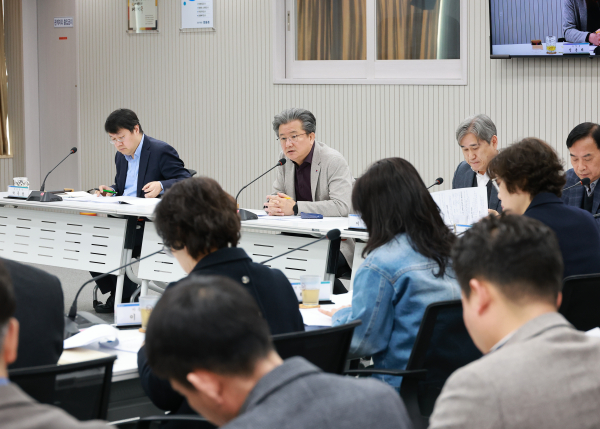 정용래 유성구청장이 4일 확대간부회의를 주재하고 있다.