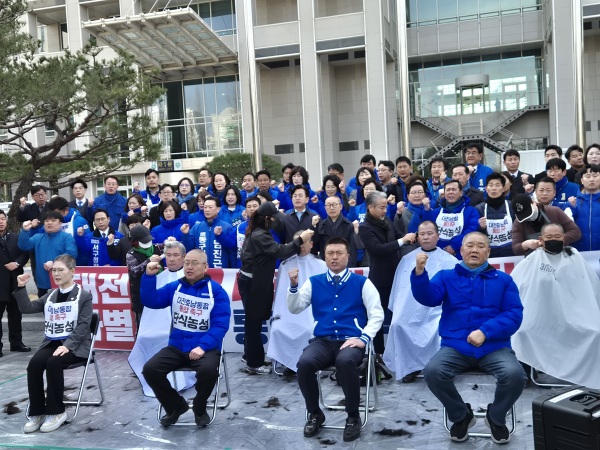 더불어민주당 대전시당이 4일 대전·충남 행정통합 특별법에 대한 2월 임시국회 처리가 무산되자 단체 삭발을 감행했다.<br>