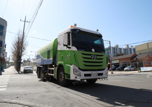 노면 청소 차량 모습.