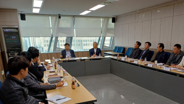 민관합동 전담조직(TF)의 첫 회의 진행 모습