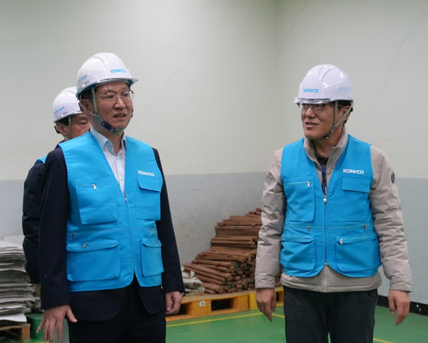 성창훈 사장이 화폐본부 창고에서 설비 및 작업 환경을 직접 점검하고 있는 모습