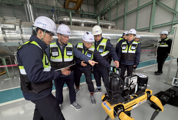 이정복 서부발전 사장(왼쪽 두 번째)이 지능형 자율점검 4족 보행 로봇 투입 현장을 점검하는 모습