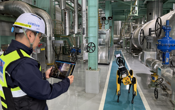 지능형 자율점검 4족 보행 로봇을 한국형 가스터빈이 설치된 김포발전본부의 발전설비 감시 업무에 투입 모습