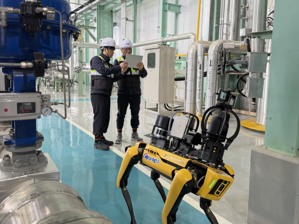 지능형 자율점검 4족 보행 로봇을 한국형 가스터빈이 설치된 김포발전본부의 발전설비 감시 업무에 투입 모습