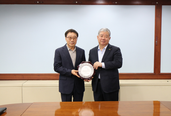 장현기 서천지회장 감사패 전달식 모습