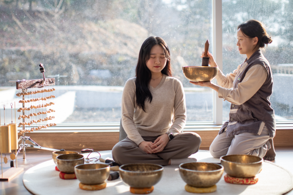 고객이 싱잉볼 명상 프로그램을 체험하고 있다.