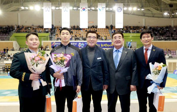 감사 표창 수여(하선우 중사, 이상준 병장, 보령시장, 조용철 대한유도회장, 김재훈 유도지도관 감독)