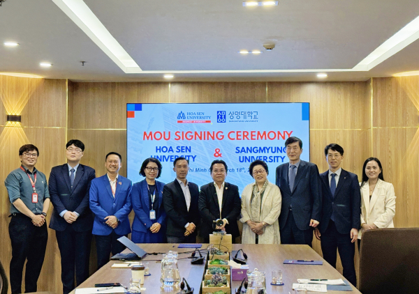 호아센대학교 협약식 사진 (사진 오른쪽에서 다섯번째 응웬 후우 후이 눗 호아센대학교 총장, 사진 오른쪽에서 네번째 김종희 상명대 총장).