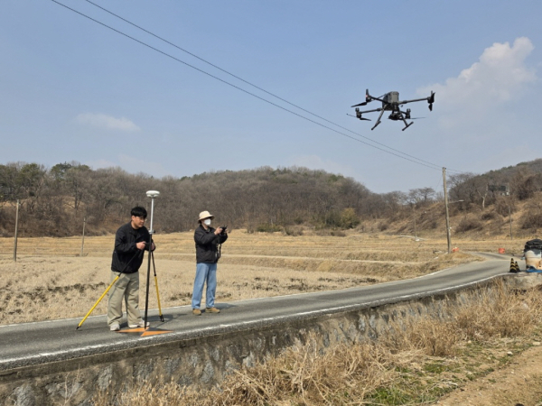 유성구 토지정보과 직원들이 드론(UAV)을 이용해 항공영상을 촬영하고 있다.