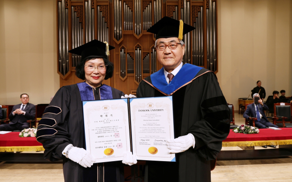 안순철 단국대 총장(오른쪽)이 쿠닝 파타마 리스와드트라쿨IOC위원에게 명예경제학박사를 수여했다.