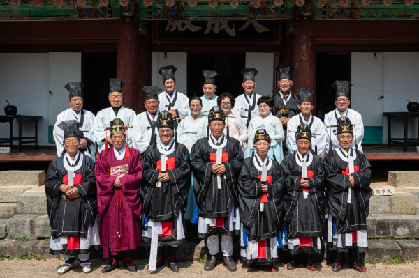 지난 24일, 정산향교 춘기 석전대제 참석자들이 단체 기념촬영